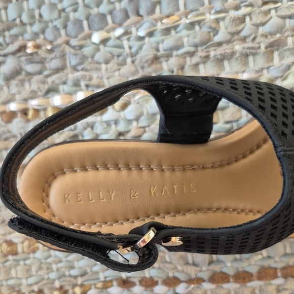 Kelly & Katie Black Cutout Wedges - Picture 7 of 8